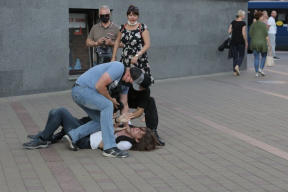 Фотофакт. В центре Минска «тихари» схватили за горло человека, который приветствовал сигналившие автомобили