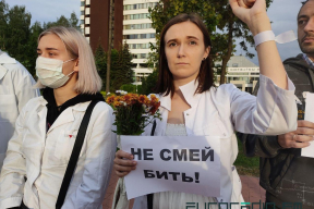 «Женский» день перетек в вечер: цепи солидарности по всему Минску, присоединились врачи. Ближе к ночи – стрельба и задержания