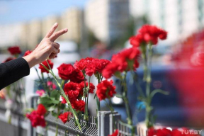 Фотофакт. На место гибели человека во время акции протеста в Минске несут цветы