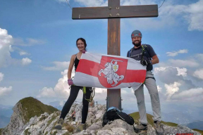 На горных вершинах Альп появился бело-красно-белый флаг