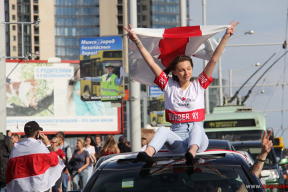 Коммерсантъ: «Лица девушек были разрисованы в красно-белые флаги. Именно это есть красная линия Лукашенко»
