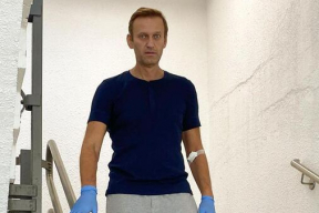 Навальный: «Телефон в моих руках бесполезен, как камень, а налить себе водички превращается в аттракцион»