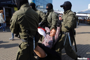 Четверо на одну. Как силовики без опознавательных знаков за руки-ноги несли женщину в бус