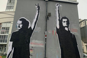 На Площади перемен восстановили знаменитый мурал. В десятый раз