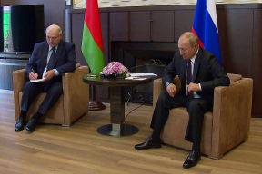 Фотофакт. Лукашенко не только внимательно слушал Путина, но и записывал за ним