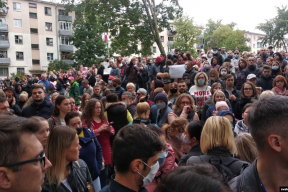 Люди пришли к приюту, куда забрали сына задержанной активистки