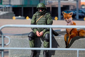 Фотожабы: «Скорее, там флаг дают подержать!»