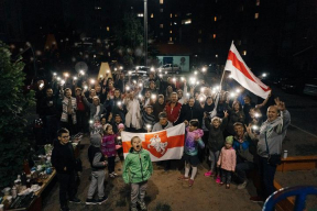 Основание — фото в Сети. Жителей Ждановичей привлекают к ответственности за дворовое чаепитие