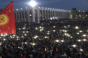 В Кыргызстане протестующие взяли штурмом здание правительства и освободили экс-президента. Создан Координационный Совет