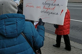 Креативные плакаты на Марше пенсионеров и пирожки для внуков