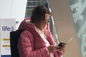Фотофакт. Арина Соболенко в аэропорту не соблюдает масочный режим