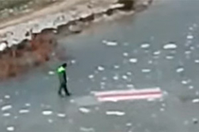 Видеофакт. Коммунальники в раздумьях на берегу водоема у ПВТ