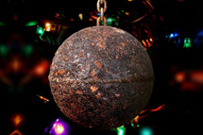 Елочный шар ...на цепи. Новая работа Цеслера