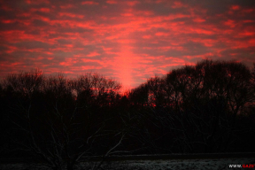 Первый вечер зимы: яркий закат и солнечный столб