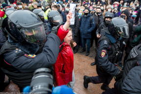 Россия: Хороводы вокруг ОМОНа, зачистки улиц и жесткие задержания сторонников Навального
