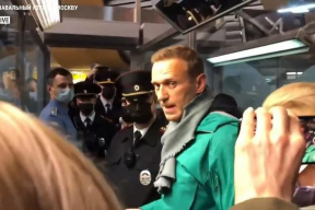 Навальный вернулся в Россию — и был задержан прямо в аэропорту