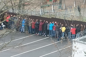 Фотофакт. Задержанных в Хабаровске проставили с поднятыми к стене руками. Где-то мы это уже видели