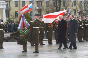 Когда это еще не было «экстремизмом»: Лукашенко, Ельцин и БЧБ-флаг