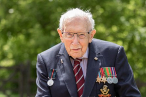 100-летний рыцарь Том Мур, ставший мировой легендой при жизни, умер