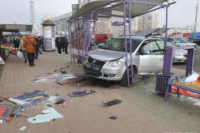 Серьезная авария у метро в Минске: VW влетел в остановку, на которой стояли люди