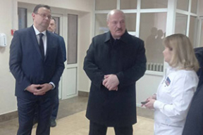 Визит Лукашенко в больницу – он и свита без масок. Минздрав: «Масочный режим продлен до лета»