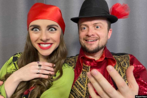 «Не сумую па Акцябрскім». Як правінцыйны блогер зьехаў зь Беларусі і стварае хіты з опэрнай сьпявачкай