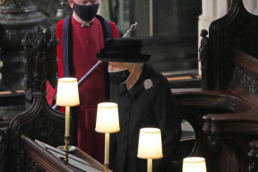 Елизавета II и гроб ее мужа принца Филиппа