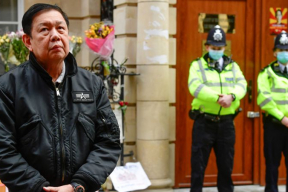 Посла, критиковавшего хунту, выгнали из посольства в Лондоне. Он провел ночь на улице