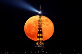 Фото ночи. Суперлуние в Париже