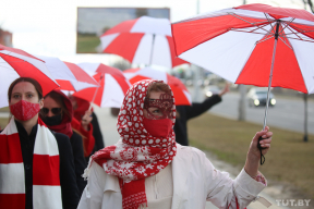Девушки в бело-красно-белых одеждах прогулялись по проспекту Победителей