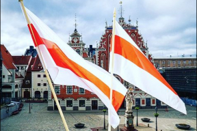 Мэр Риги вывесил БЧБ-флаг уже у Рижской думы. Швеция также поменяла флаг