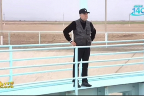 Правитель в полях дает ЦУ по орошению яблок, помидоров, орехов. Не Лукашенко