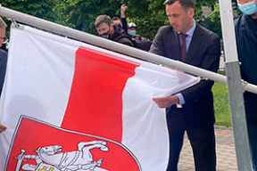 Мэр Риги заменил в центре города государственный флаг Беларуси на бело-красно-белый