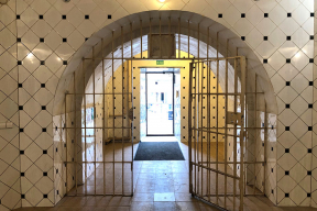 Синие пальцы, гнев и щит-памятник – белорусская экспозиция в бывшей Лукишкской тюрьме