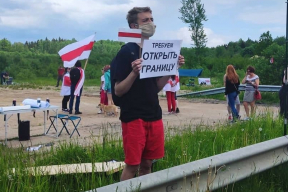 Фотофакт. В пункте пропуска «Мядининкай» выстроился многодневный пикет с БЧБ-флагами