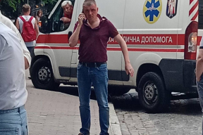 Потасовка у посольства Беларуси в Киеве: напали на людей с красно-зелеными флагами