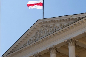 Фотофакт. БЧБ-флаги на львовской ратуше и мэрии Варшавы