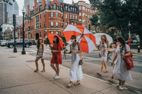 Дзяўчыны Бостана пад БЧБ-парасонамі: «Прысвячаем нязломным беларускім жанчынам»