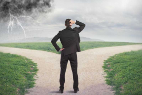 «Состоятельные белорусы покидают торговые залы страны в двух направлениях — в тюрьму или в эмиграцию»