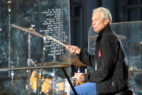 «Был гениальным музыкантом, стильным парнем и великолепным товарищем». Умер ударник Rolling Stones Чарли Уоттс