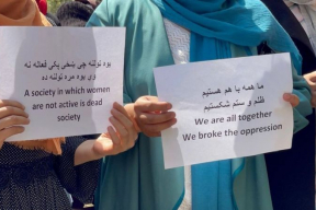 Протест женщин в Кабуле: тем, кто работает в муниципалитете, приказано сидеть дома