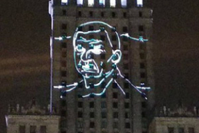 Изображение задержанного в Беларуси журналиста Анджея Почобута появилось на небоскребе в Варшаве