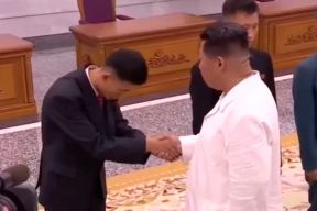 Очередная весточка из Северной Кореи. Диктатор с сигаретой в руке: «Чего стоите? Получили награды – идите»