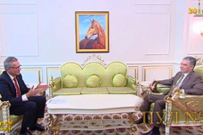 Видеофакт. Диктатор на «конном» гарнитуре на фоне портрета коня