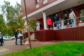Народный фотофакт. В Марьиной горке люди с температурой по три часа стоят в очереди в поликлинику