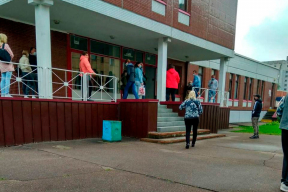 «В Марьиной Горке люди с температурой стоят по три часа в очереди в поликлинику»