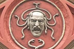 В Петербурге уничтожили барельеф с Лукашенко в виде Медузы Горгоны