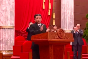 В красном-красном зале. Новые кресла для диктаторского президиума и бурные аплодисменты делегатов