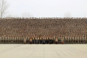 Привет из Северной Кореи – снимок на память с работниками идеологического фронта