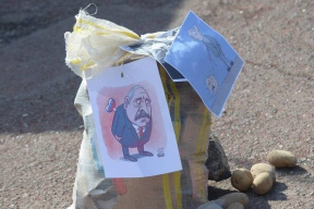 Мешок картошки с карикатурой на Лукашенко